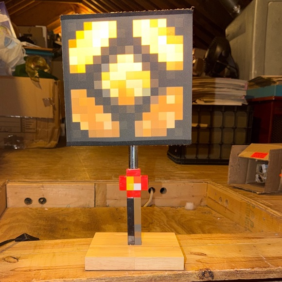 Minecraft Glowstone Table Lamp - Picture 2 of 6